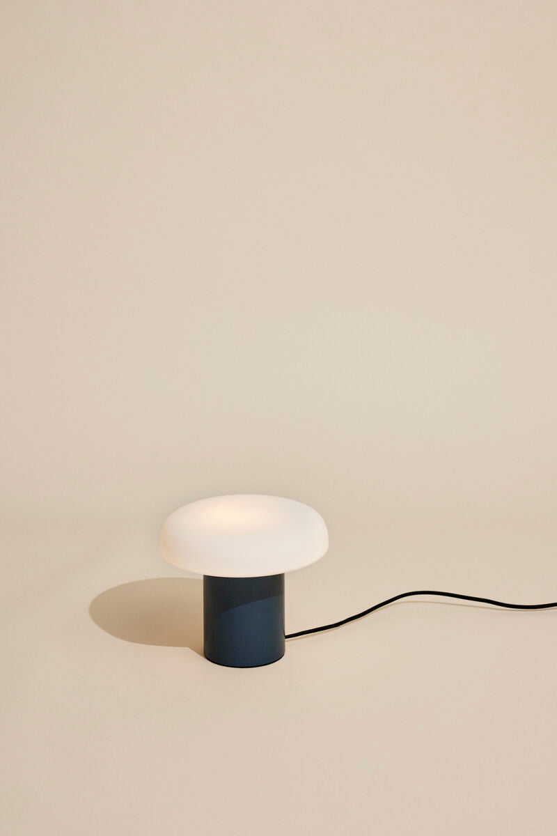 BORDSLAMPA "ATELIERS TABLE LAMP DARK BLUE/ WHITE"